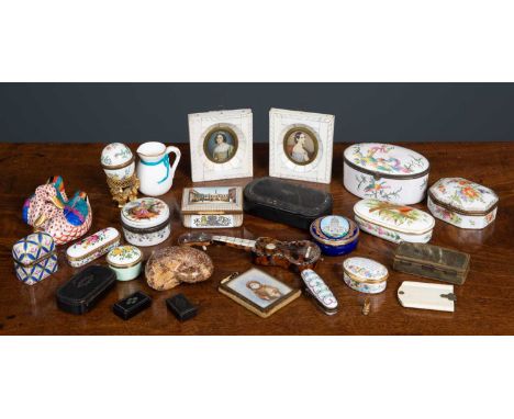 A Royal Worcester ceramic pill box decorated with a robin in foliage together with a Herend Hungary pair of ceramic ducks; an