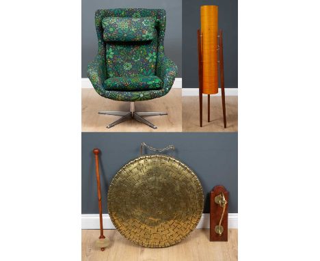 A wall hanging gong, with scrolling bracket together with a retro floor lamp, 111cm high and a green flower decorated retro c