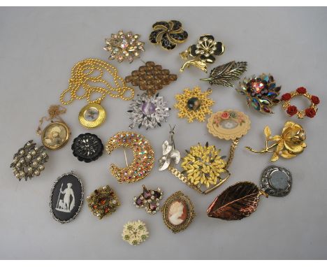 A collection of vintage brooches etc including shell and basalt cameos, white and coloured paste etc to/w a Sorna pendant wat