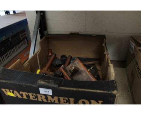 A TRAY OF VINTAGE TOOLS TO INCLUDE PLANES ETC