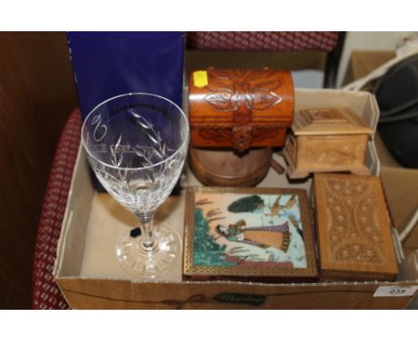 A SELECTION OF TREEN TRINKET BOXES AND A BOXED STUART CRYSTAL WINE GLASS