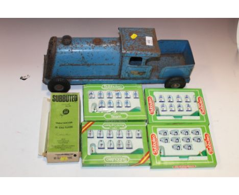 A VINTAGE TIN TRAIN MODEL TOGETHER WITH FIVE BOXED SUBBUTEO SETS