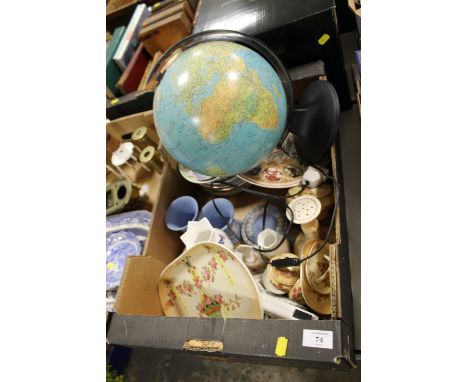 A TRAY OF CERAMICS TO INCLUDE WEDGWOOD, AYNSLEY ETC AND A LIGHT UP GLOBE