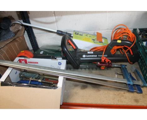 A SELECTION OF GARDEN TOOLS TO INCLUDE A GARDENA THS 400 HEDGE TRIMMER, CLAMPS ETC