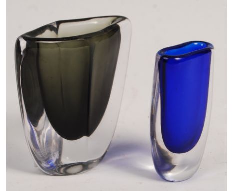 Vicke Lindstrand - Nils Landberg - Kosta Boda - Orrefors - Two 1950's retro vintage studio art glass vases comprising of a Or