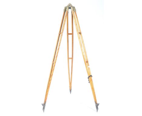 A stunning original mid 20th Century theatre spotlight lamp light tripod of brass and wooden construction. Tapering A frame l