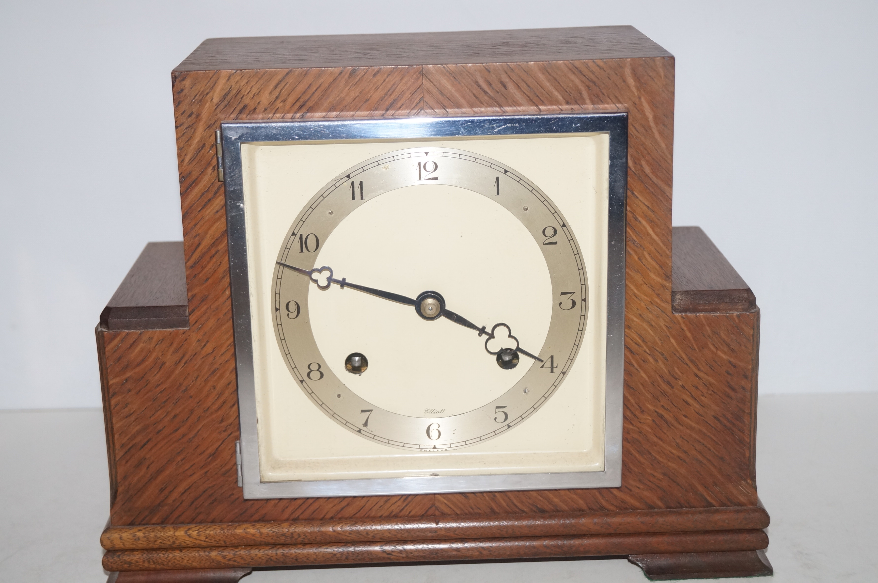 Elliott Art Deco mantle clock. Measurements 23cm (H) x 28cm