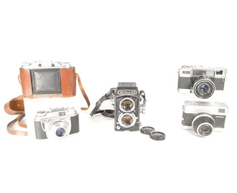 A collection of vintage mid 20th century analogue 35mm and other film cameras. The collection to include examples such as a W