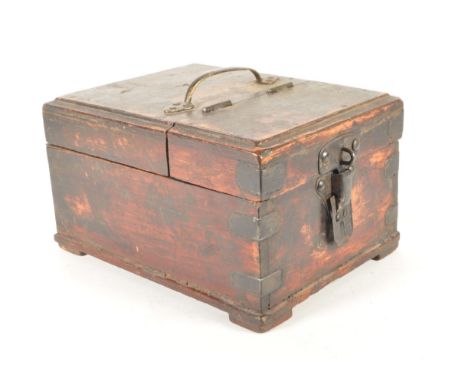 Chinese 1920s vintage wooden jewellery box. Features brass mounts and brass handle atop, with convertible lid opening to reve