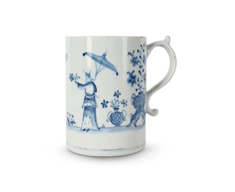 A LOWESTOFT BLUE AND WHITE TANKARD ENGLAND, CIRCA 1768-1770 painted in Oriental style with a Chinaman holding up a sunshade a