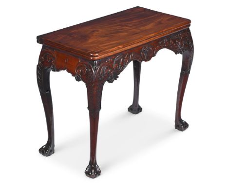 AN IRISH GEORGE II MAHOGANY CARD TABLE CIRCA 1750 The hinged top enclosing a baize inset, supported on one hinged leg 73cm hi
