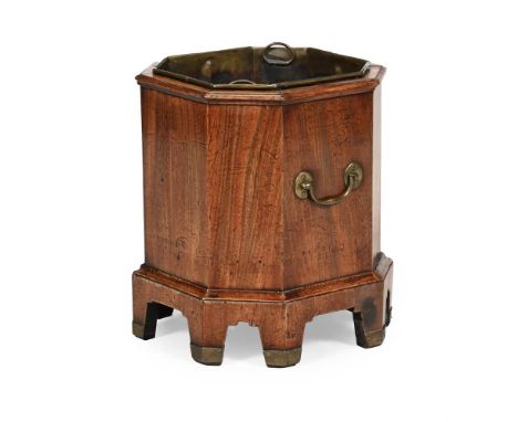 AN UNUSUAL GEORGE III OCTAGONAL MAHOGANY AND BRASS MOUNTED WINE COOLER OR PLANTER CIRCA 1800 With a removeable brass liner 37