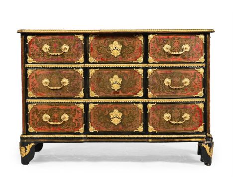 Y A REGENCE TORTOISESHELL, BRASS MARQUETRY AND ORMOLU MOUNTED COMMODE IN THE MANNER OF ANDRE CHARLES BOULLE, CIRCA 1720 Scarl