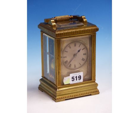 A FRENCH CARRIAGE CLOCK IN A GLAZED BRASS CASE WITH FLUTED AND REEDED DETAILS, THE MOVEMENT STRIKING ON A COILED ROD, THE SIL