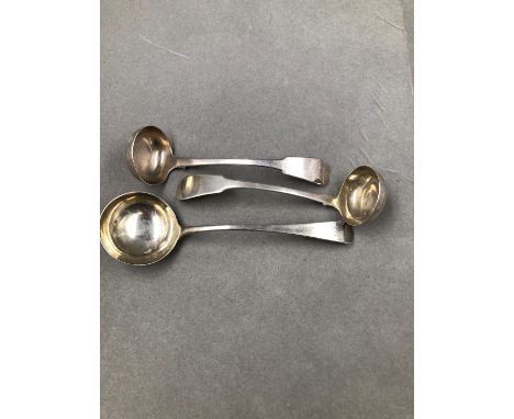 A PAIR OF GEORGIAN SCOTTISH HALLMARKED SILVER SAUCE LADLES, DATED 1830 EDINBURGH, FOR ANDREW WILKIE, TOGETHER WITH A FURTHER 