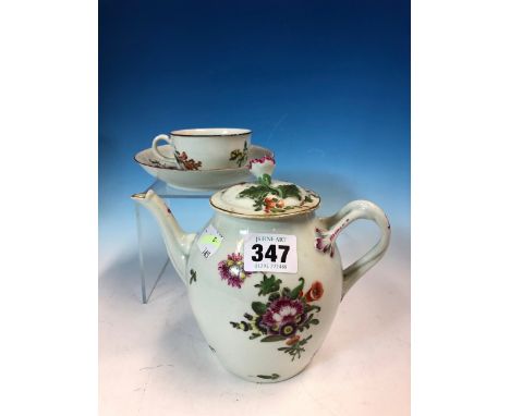 AN 18th C. WORCESTER PORCELAIN TEA POT AND COVER, THE INTERLACING HANDLE FLANKED BY SPRAYS OF FLOWERS ON THE OVOID BODY TOGET
