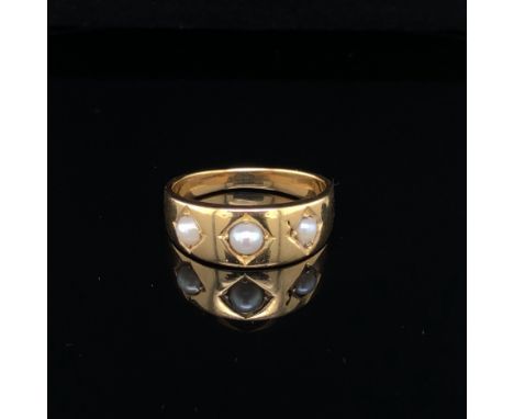 AN ANTIQUE 18ct GOLD GRADUATED TRIPLE PEARL RING. FINGER SIZE M. WEIGHT 4.8grms 