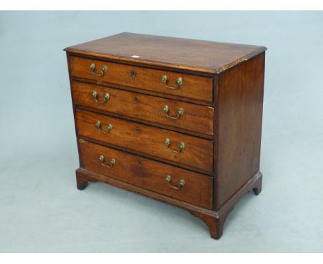 A GEORGE III MAHOGANY CHEST OF FOUR GRADED DRAWERS, EACH WITH EBONY LINED EDGING ABOVE BRACKET FEET.   W 85.5 x D 45 x H 77cm