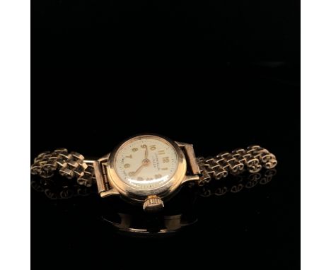 A 9ct GOLD J.W.BENSON, LONDON, LADIES WRIST WATCH. MANUAL WOULD, WITH CHAMPAGNE DIAL. COMPLETE WITH 9ct GOLD BRACELET STRAP W