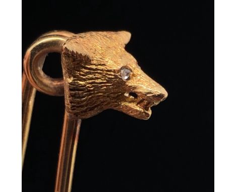 AN ANTIQUE 18ct YELLOW GOLD FOX HEAD STICK PIN WITH DIAMOND SET EYES. LENGTH 4.5cms, WEIGHT 3.9cms. 