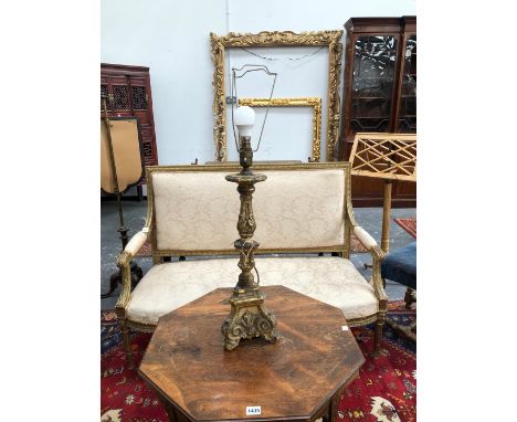 A BAROQUE GILT WOOD CANDLESTICK TABLE LAMP, THE DOUBLE BALUSTER COLUMN ON THE SCROLL BASE OF TRIANGULAR SECTION AND THREE FEE