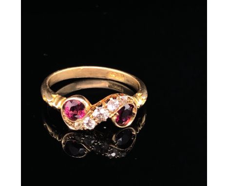 AN ANTIQUE 18ct YELLOW GOLD RUBY AND DIAMOND SCROLL RING, SET WITH TWO RUBIES AND FIVE GRADUATED DIAMONDS. FINGER SIZE N. 