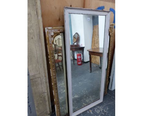 A LATE VICTORIAN OVERMANTEL GILT MIRROR WITH BEVELLED PLATE, H. 130  2. 106cm, TOGETHER WITH A VINTAGE WHITE PAINTED ROBING M
