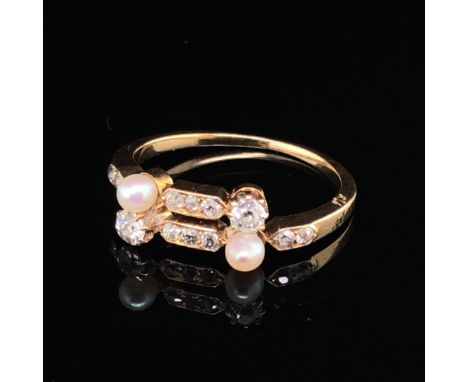 AN 18ct YELLOW GOLD OLD CUT DIAMOND AND CULTURED PEARL RING. FINGER SIZE J 1/2. 