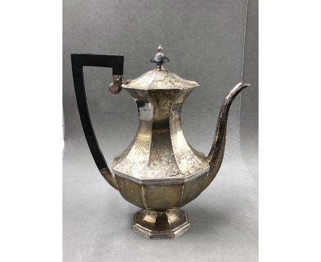 A HALLMARKED SILVER OCTAGONAL PANEL COFFEE POT, DATED 1926 FOR WALKER AND HALL. WEIGHT 636grms