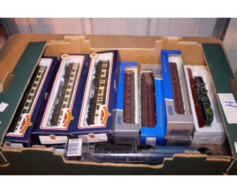 BACHMANN MODEL CARRIAGES. Quantity of boxed model train carriages including Bachmann