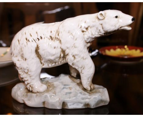 POLAR BEAR. Sitzendorf ceramic polar bear, L: 10 cm CONDITION REPORT: There is no apparent damage or restoration