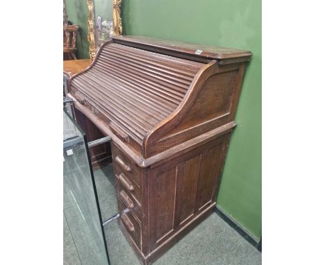 A vintage oak roll top single pedestal desk. 104 x 70 x 120 cm high.