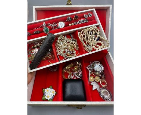 A vintage jewellery box and contents to include a West German brooch, Napier faux pearl necklace, a Rosita costume necklace, 