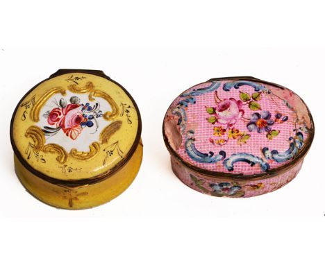 A GEORGE III YELLOW GROUND CIRCULAR ENAMEL PATCH BOX, the lid decorated with a spray of flowers, 4.5cm diameter; together wit