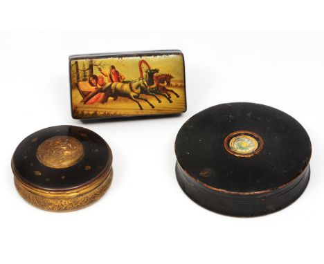 A CONTINENTAL CIRCULAR GILT METAL TORTOISESHELL AND BLACK LACQUERED SNUFF BOX with decorative brass roundel inset to the lid,