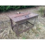 Saw bench with blade