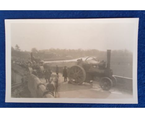 Postcard, Northamptonshire, Traction Engine Smash Wansford Bridge involving three engines, RP, from the Alan Burman Collectio