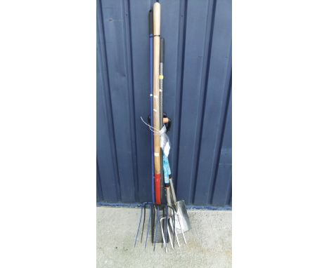 A border fork and spade, a long and a short manure fork and a fence hole digging spade *