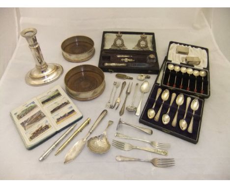 A cased set of six silver coffee bean coffee spoons, various silver and plated cutlery to include pusher, teaspoon, pickle fo