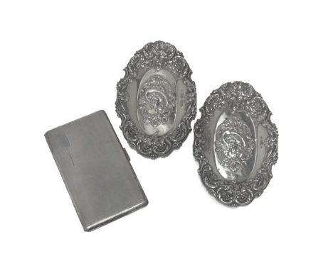 A PAIR OF EDWARDIAN SILVER DISHES, ALFRED GEORGE GRIFFITHS, BIRMINGHAM, 1905 each oval body chased with scrolling foliage and