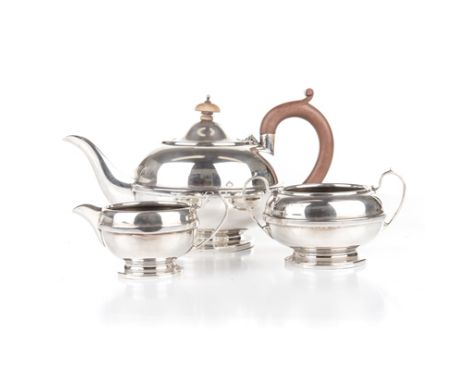 A GEORGE V SILVER THREE-PIECE TEA SET, B & W LTD, BIRMINGHAM, 1931 comprising: a teapot, a milk jug and a two-handled sugar b