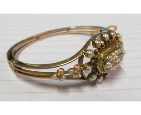 An Edwardian gold, pearl and diamond bracelet 25g