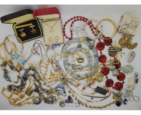 A collection of vintage costume jewellery to include a rolled gold bangle, cat brooch large spider brooch etc Condition Repor