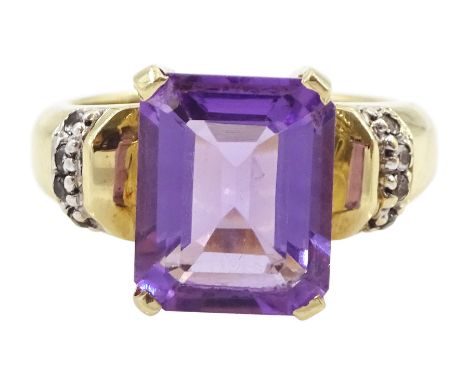 9ct gold single stone emerald cut amethyst ring, with white topaz set shoulders hallmarkedCondition Report:Approx 4.45gm, siz