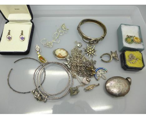 A silver locket, a fox hunting bangle, a/f, and other jewellery and charms 