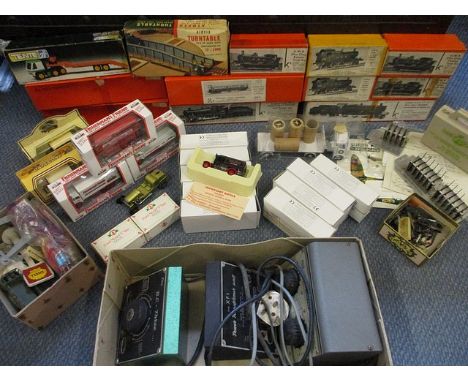 A quantity of vintage model railway accessories, trains, and diecast vehicles to include GWR empty train boxes and three tran