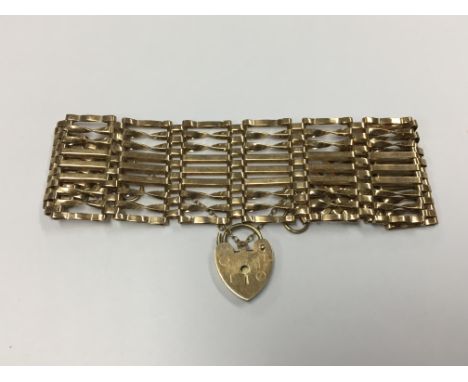 A 9ct gold gate bracelet, approx 17.7g.