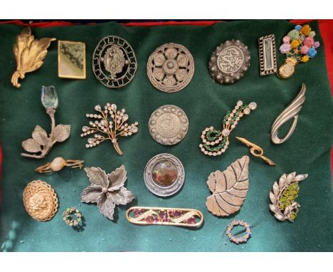 Collection of vintage and other brooches to include: signed Uhlig designer brooch, three lions shield brooch, Dandyman brooch