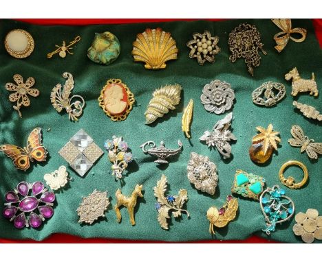 Collection of brooches to include: Aladdin lamp, dog, pineapple, bug, Irish wedding etc. 
