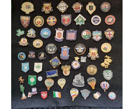 Collection of enamel badges to include: American Lawn Bowling Association 1957, Dublin Bowling Club, Pendine Bowling Club, se